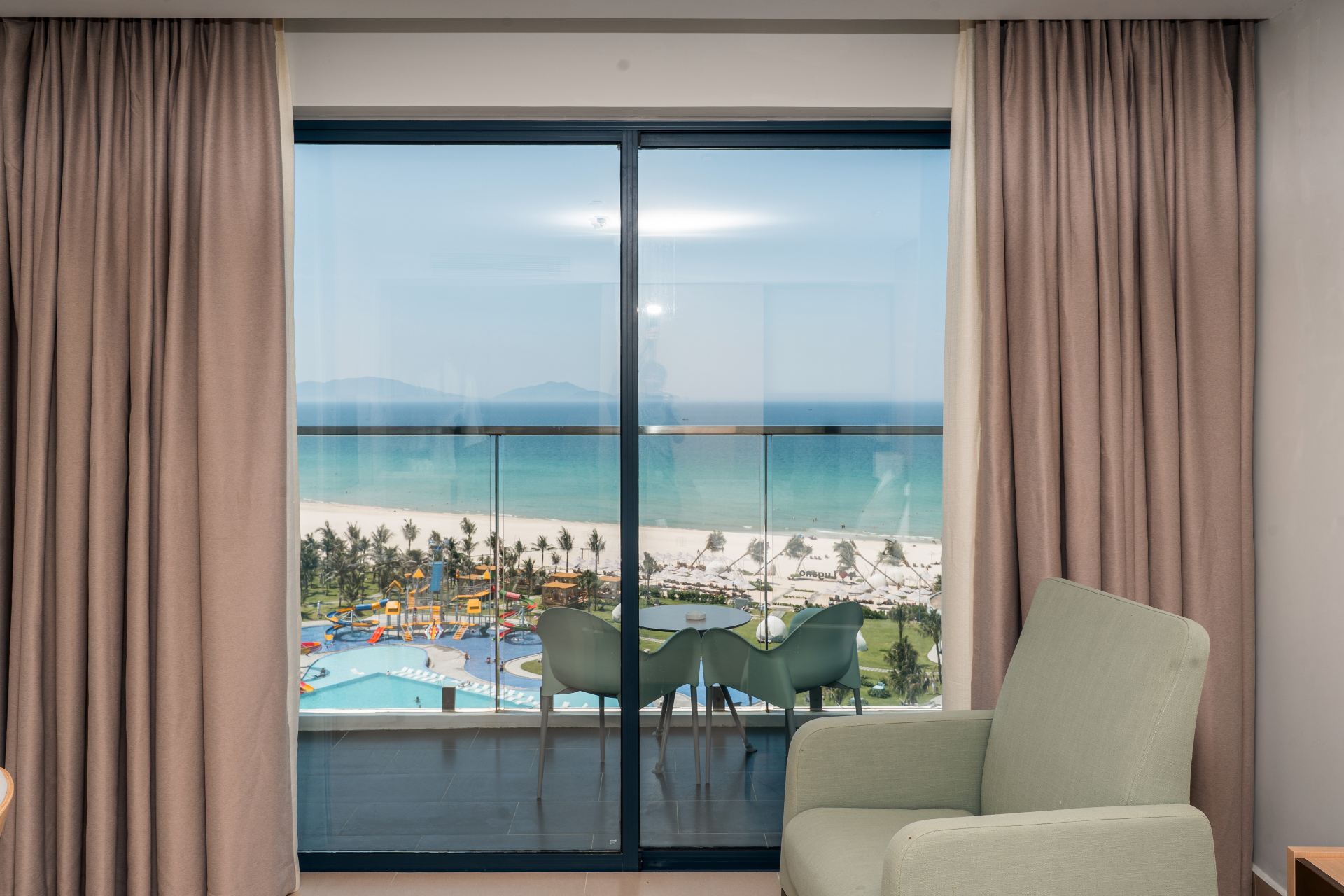 Deluxe Sea View King Bed - 4