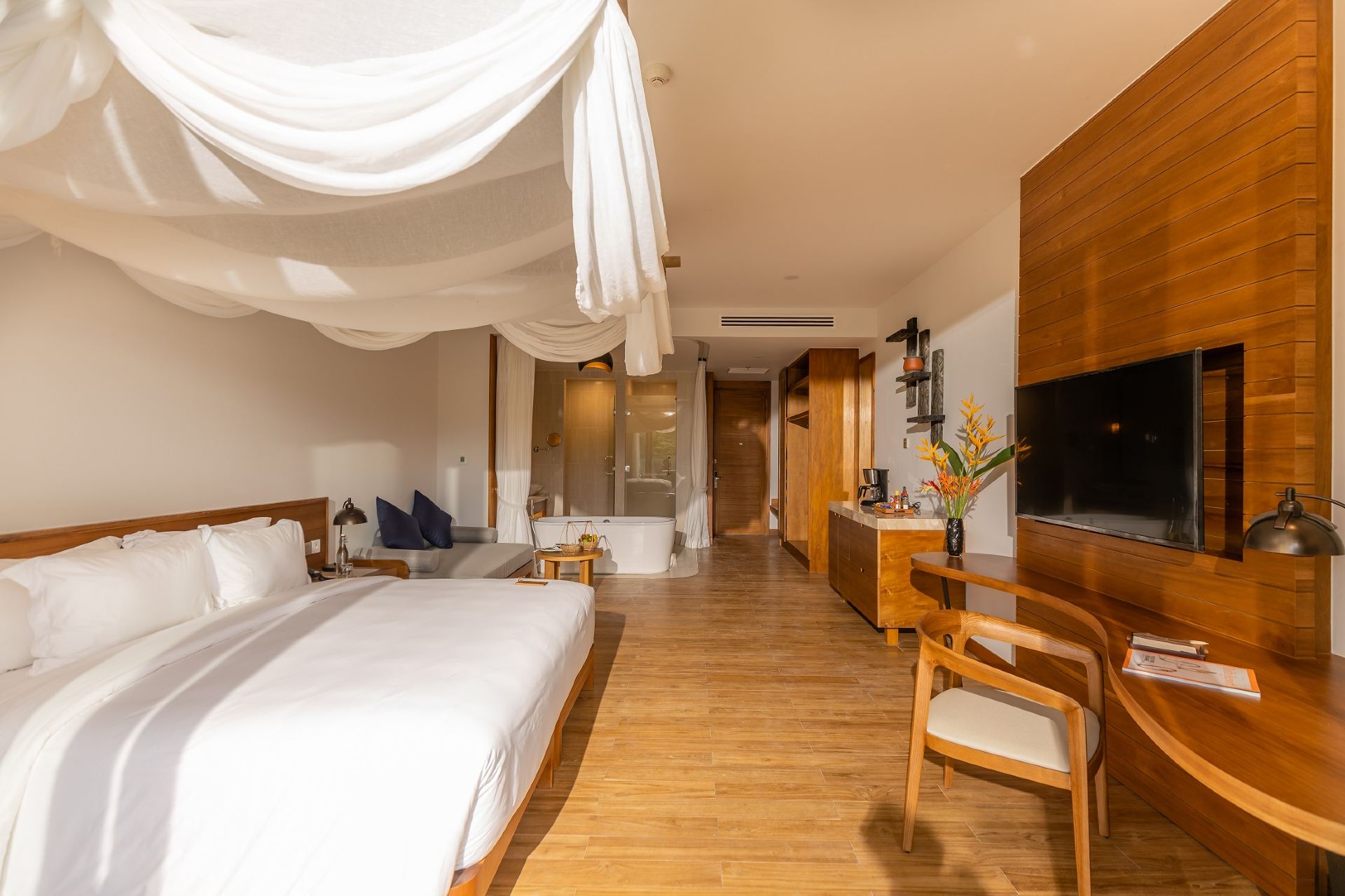 Garden View Deluxe with King Bed - 4